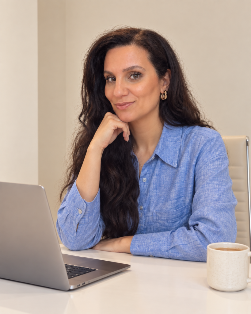 Souad Azougagh aan tafel met laptop en koffie